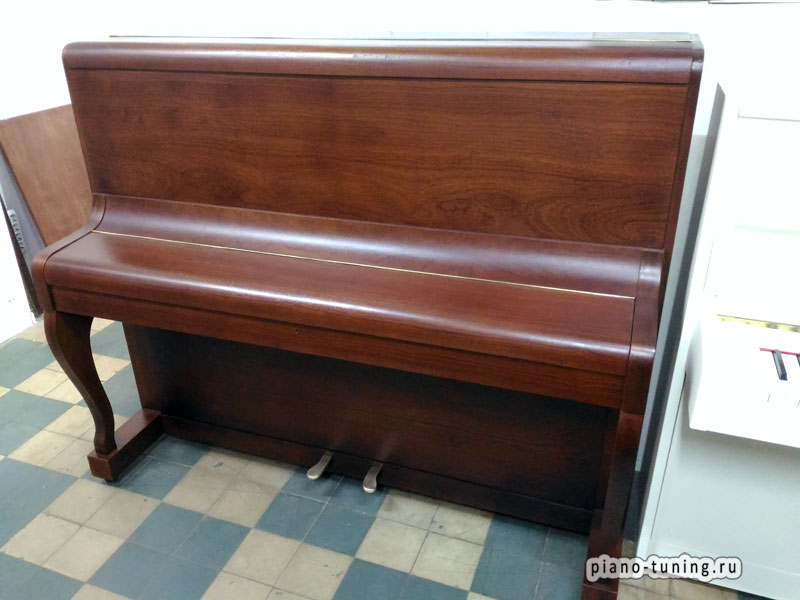 После реставрации коричневое пианино