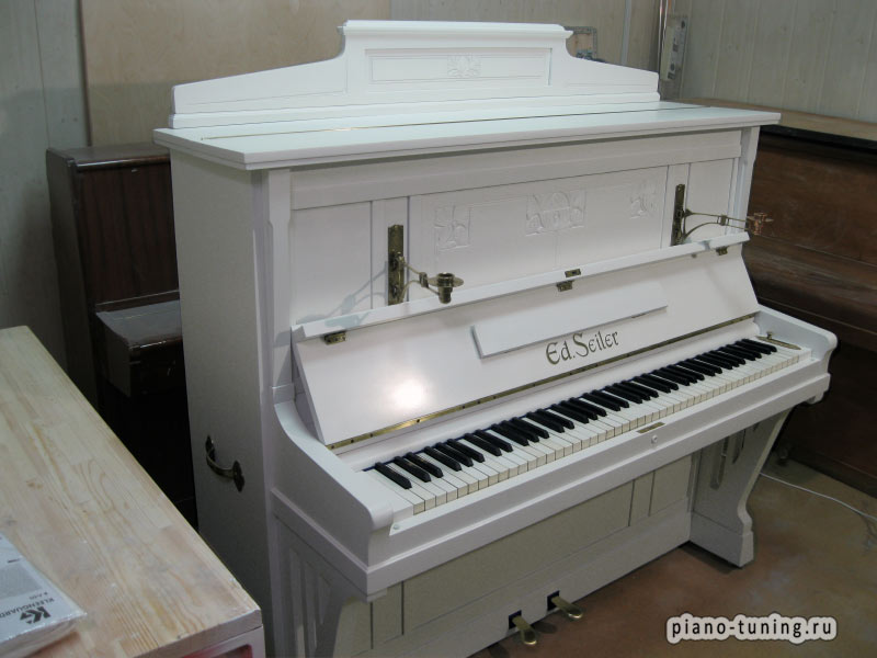 Белое фортепиано